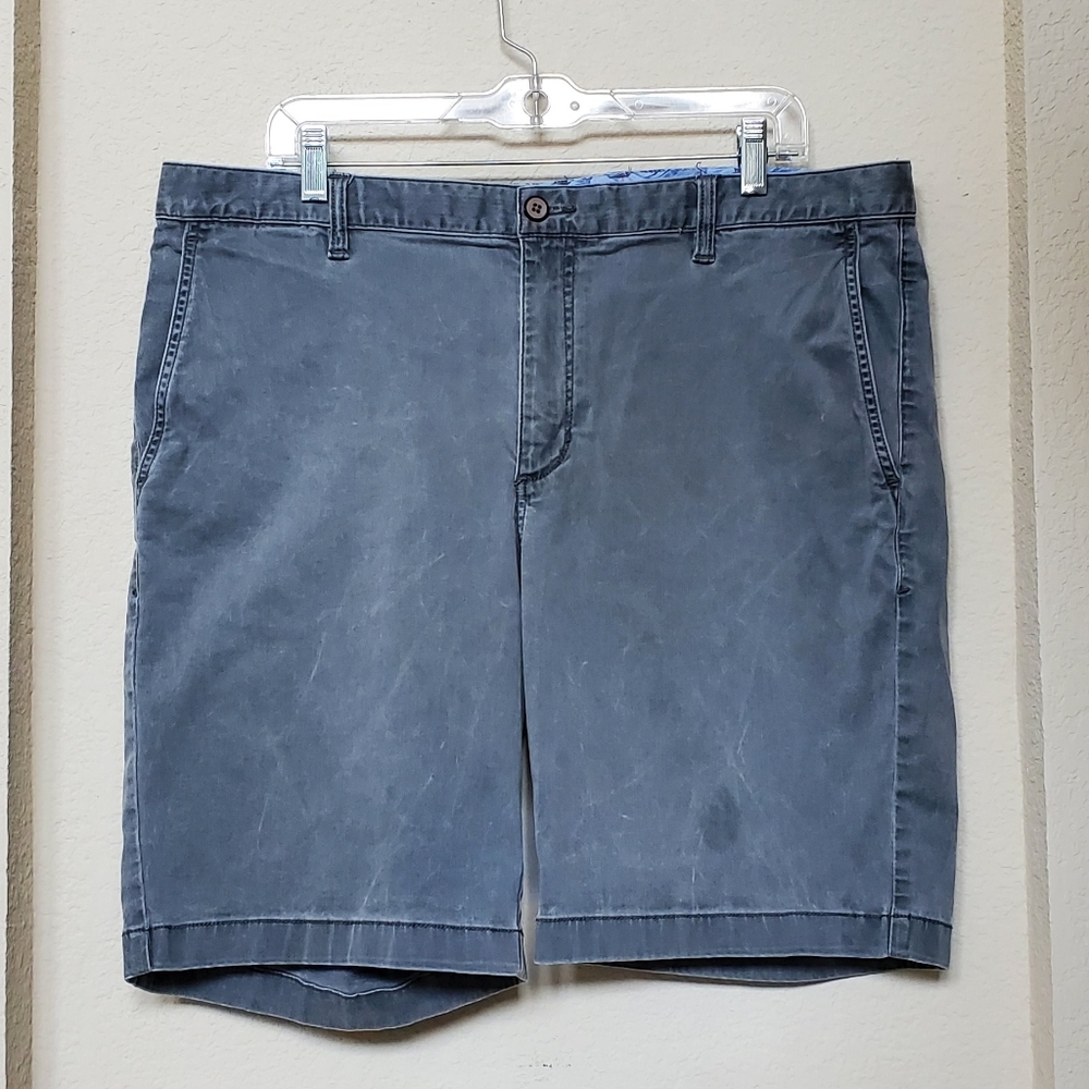 Tommy Bahama Gray Flat Front Shorts. Size 38x10